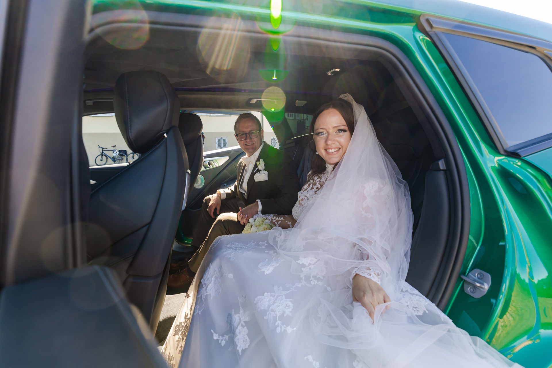 Brautpaar vor dem Hochzeitsauto in Stuttgart