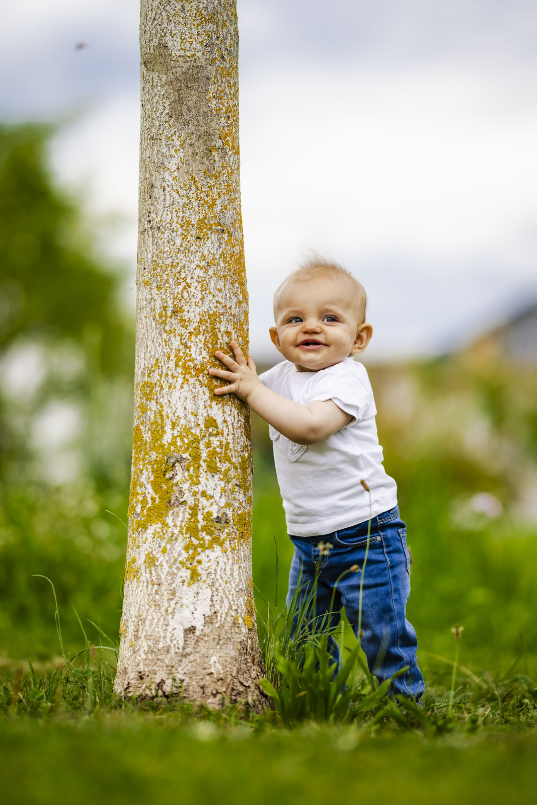 Kind am Baum