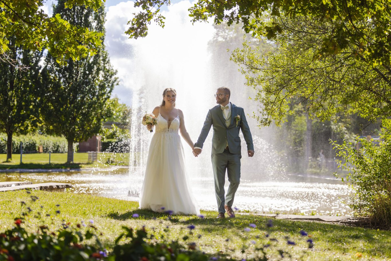 Brautpaar beim Hochzeitsshooting am Springbrunnen in Hockenheim