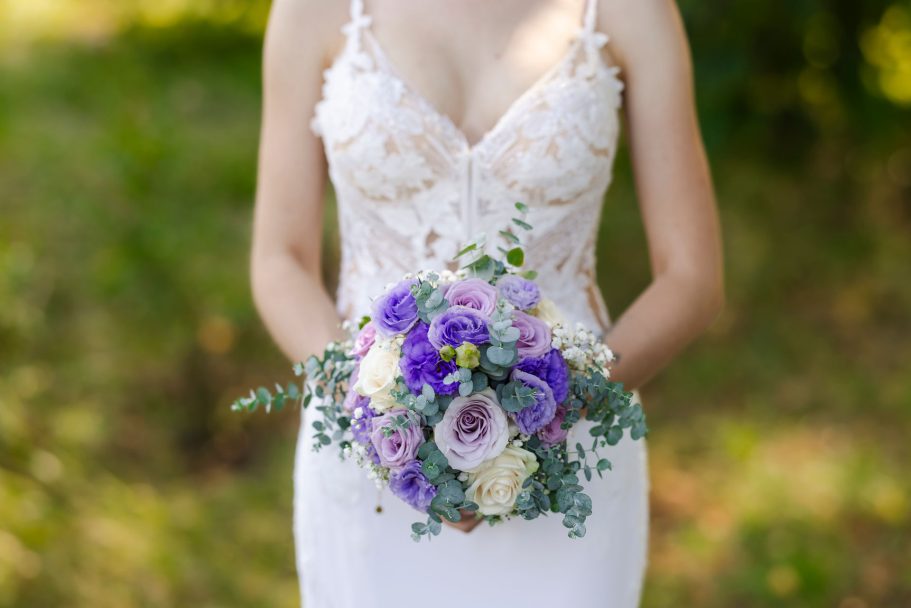 Brautstrauß und Brautkleid beim Hochzeitsshooting