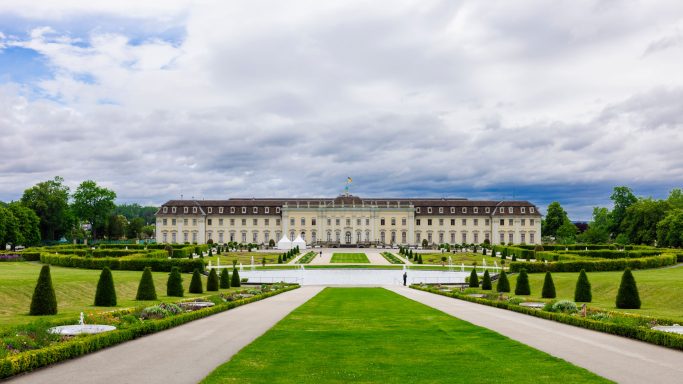 Residenzschloss Ludwigsburg mit gepflegten Garten
