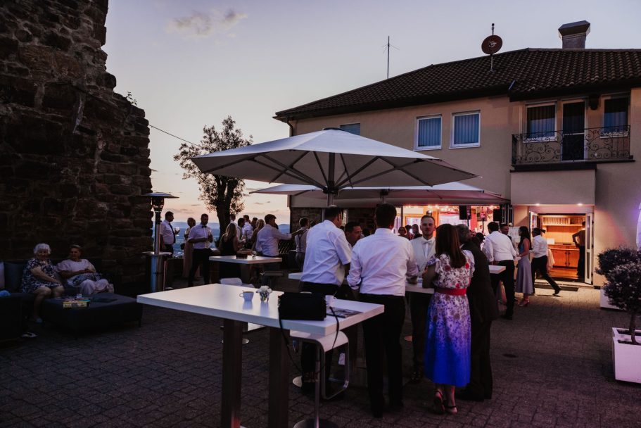 Sektempfang und Hochzeitsgäste auf Burg Staufeneck