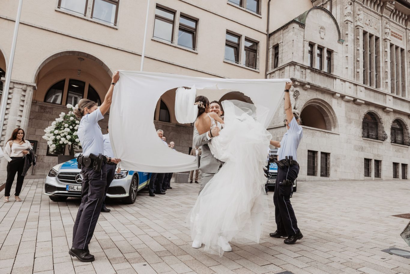 Nach der Trauung mit Glückwünschen vor dem Rathaus Albstadt