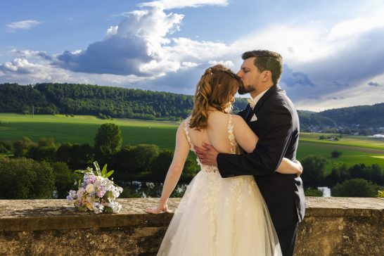 Brautpaar beim Paarshooting auf Schloss Horneck
