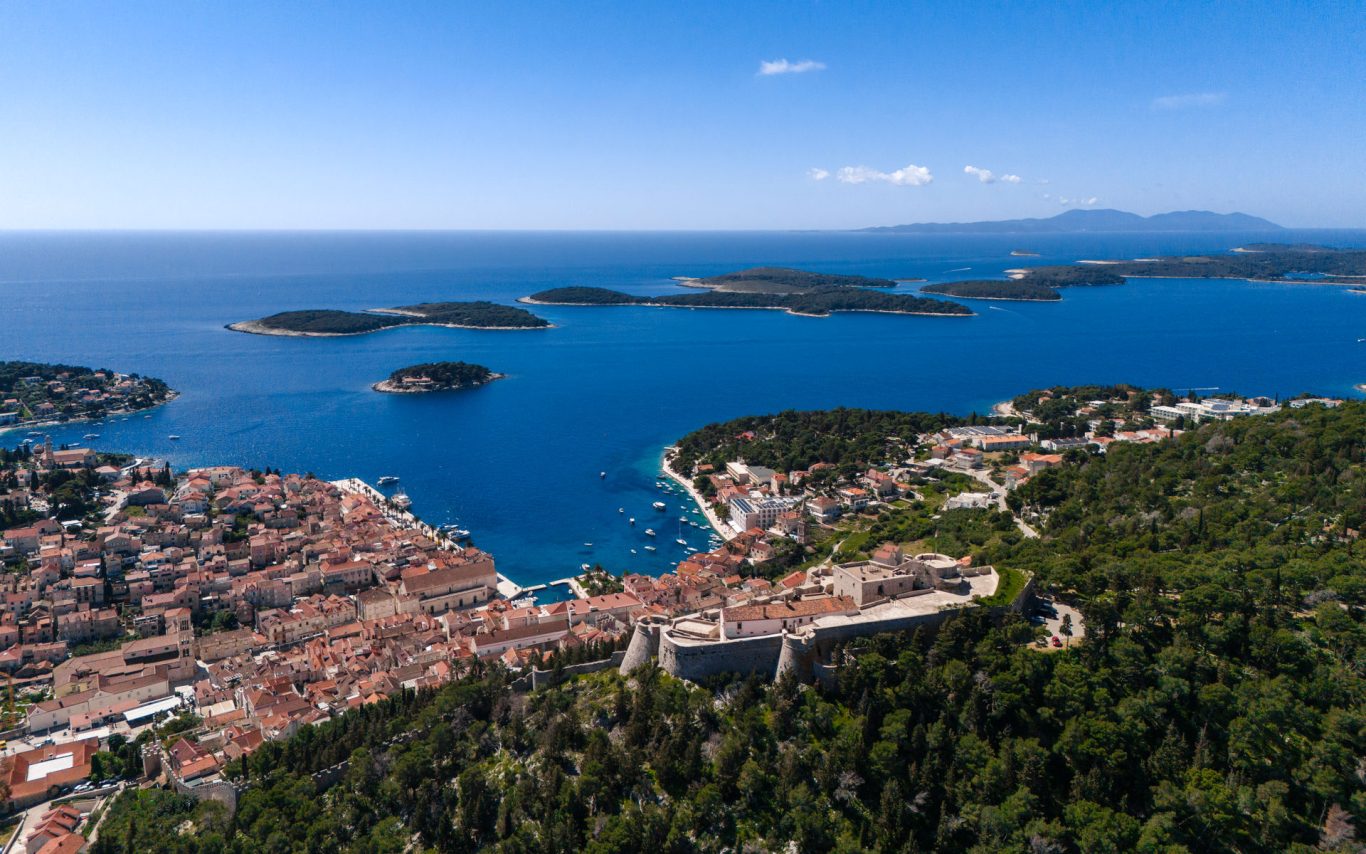 Hvar Stadt und Küste in Kroatien aus der Luft