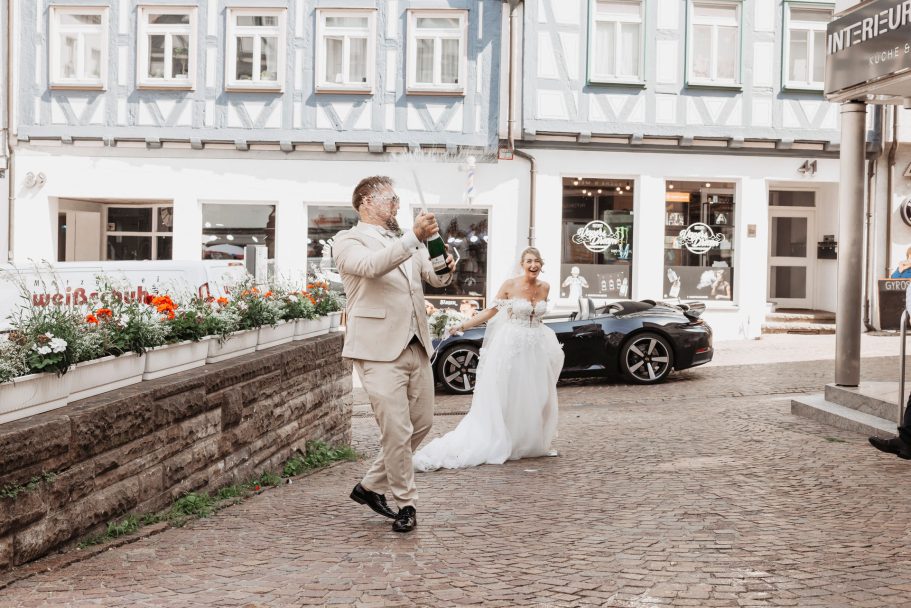 Das Brautpaar öffnete gemeinsam eine Champagnerflasche
