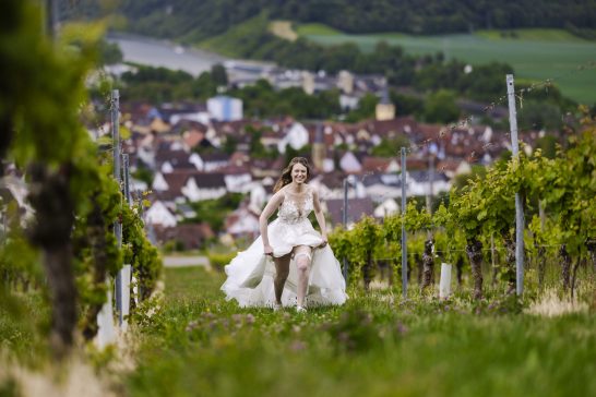 Brautpaar in der Landschaft rund um Schloss Horneck