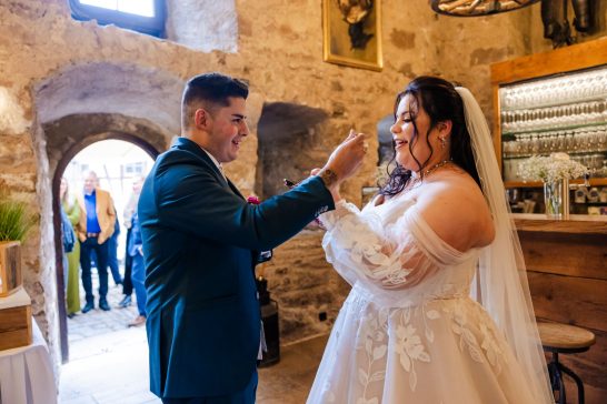 Brautpaar beim Anschneiden der Hochzeitstorte