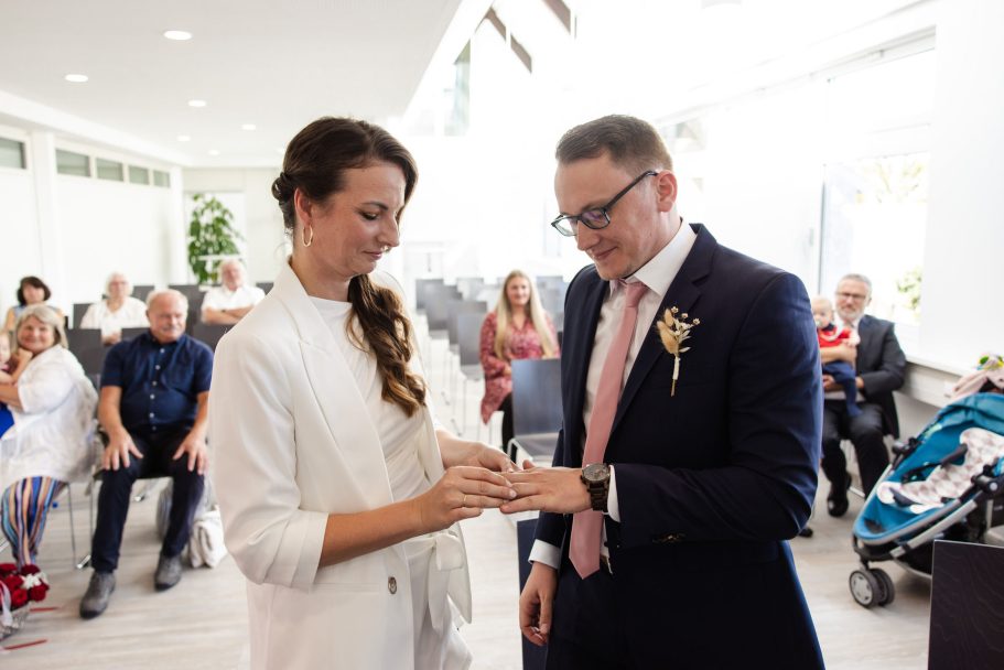 Brautpaar tauscht bei der standesamtlichen Hochzeit in Stuttgart-Weilimdorf die Ringe