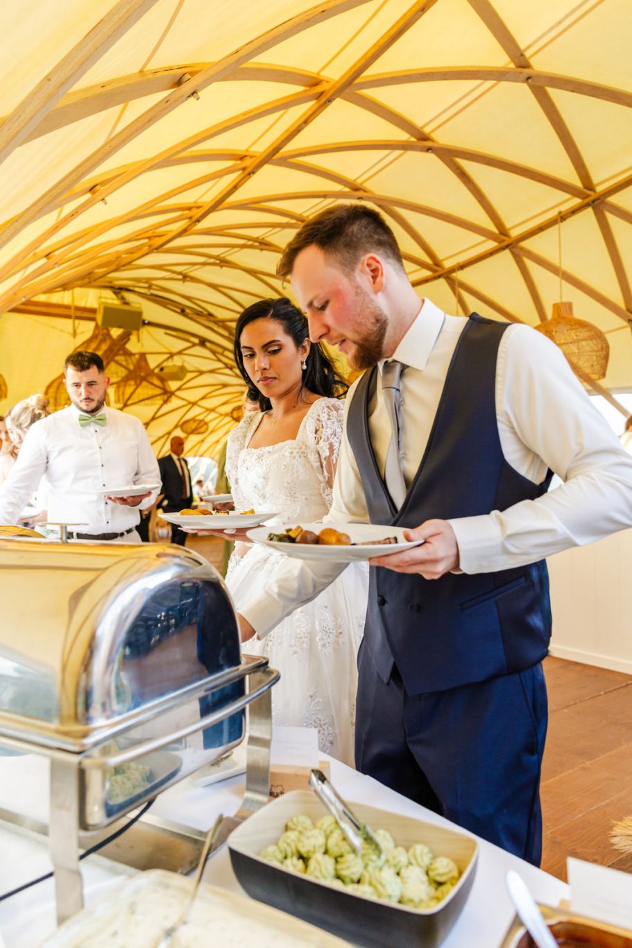 Brautpaar am Buffet während der Hochzeitsfeier bei sôltē Studios in Neuhausen