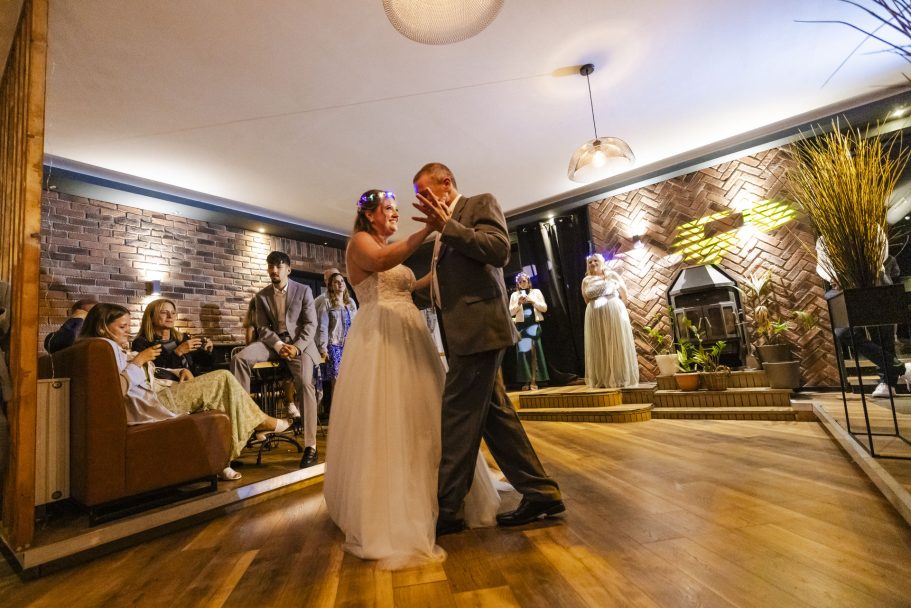 Brautpaar beim Hochzeitstanz in der festlich beleuchteten Location