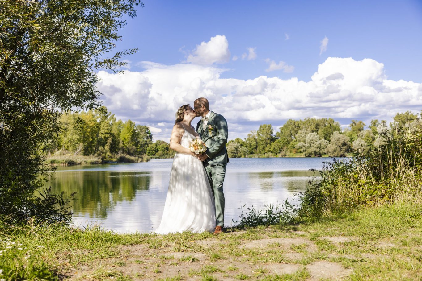 Braut und Bräutigam küssen sich beim Hochzeitsshooting