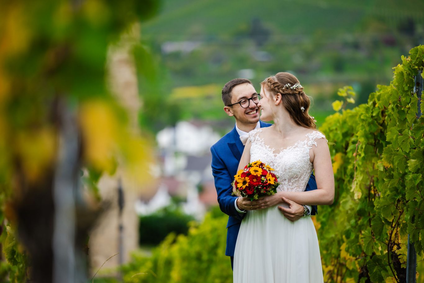 Brautpaar beim Hochzeitsshooting zwischen den Weinbergen bei der Y-Burg
