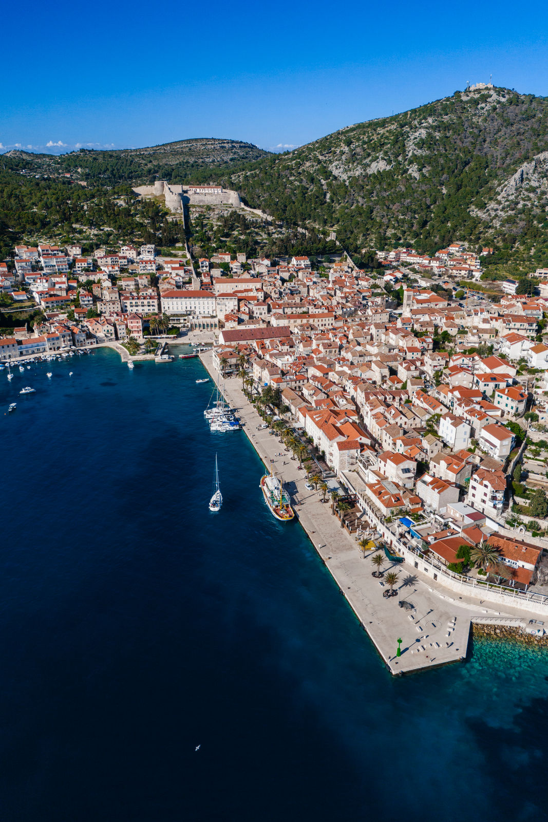 Blick auf Hvar Stadt und die Adriaküste