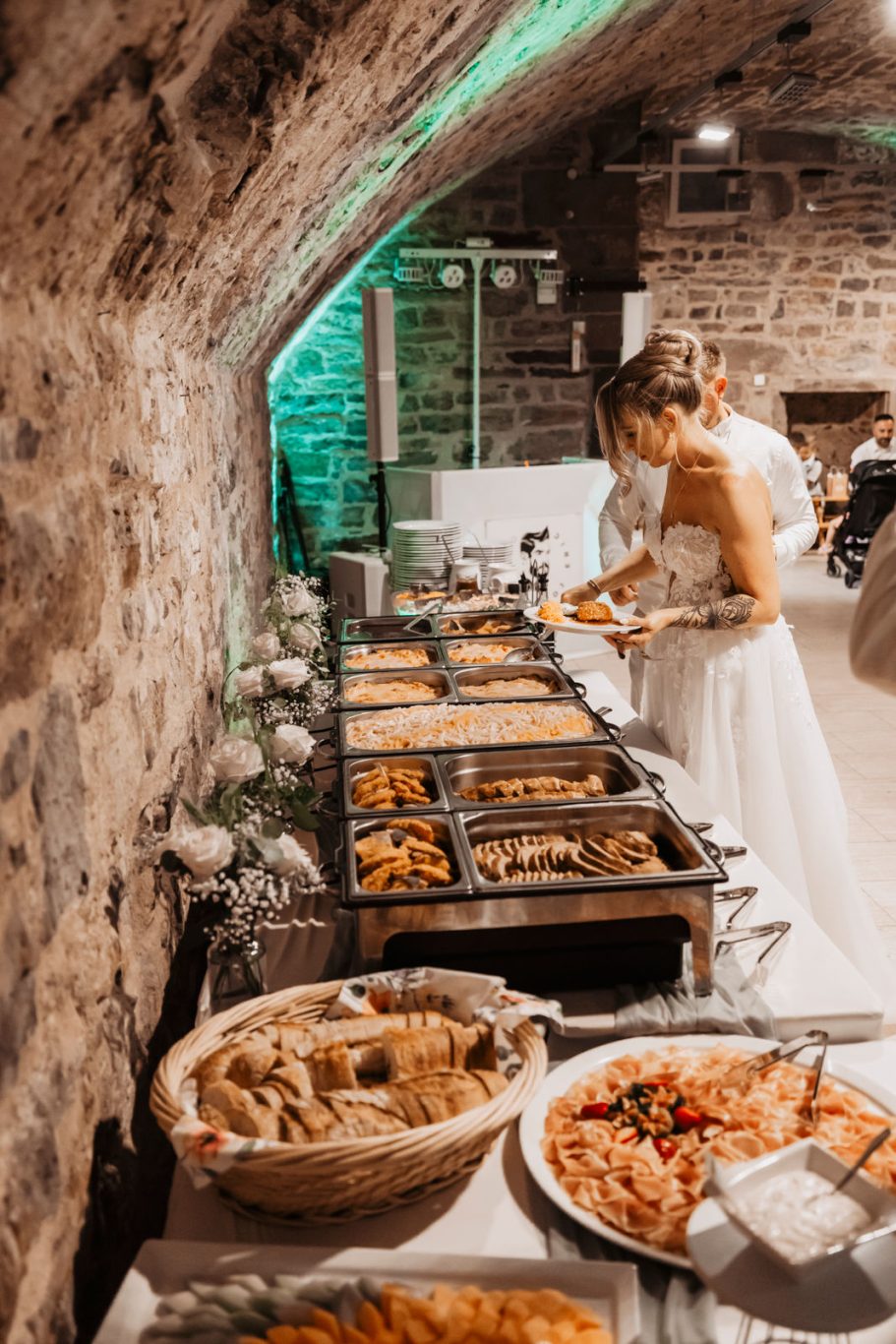 Brautpaar am Buffet