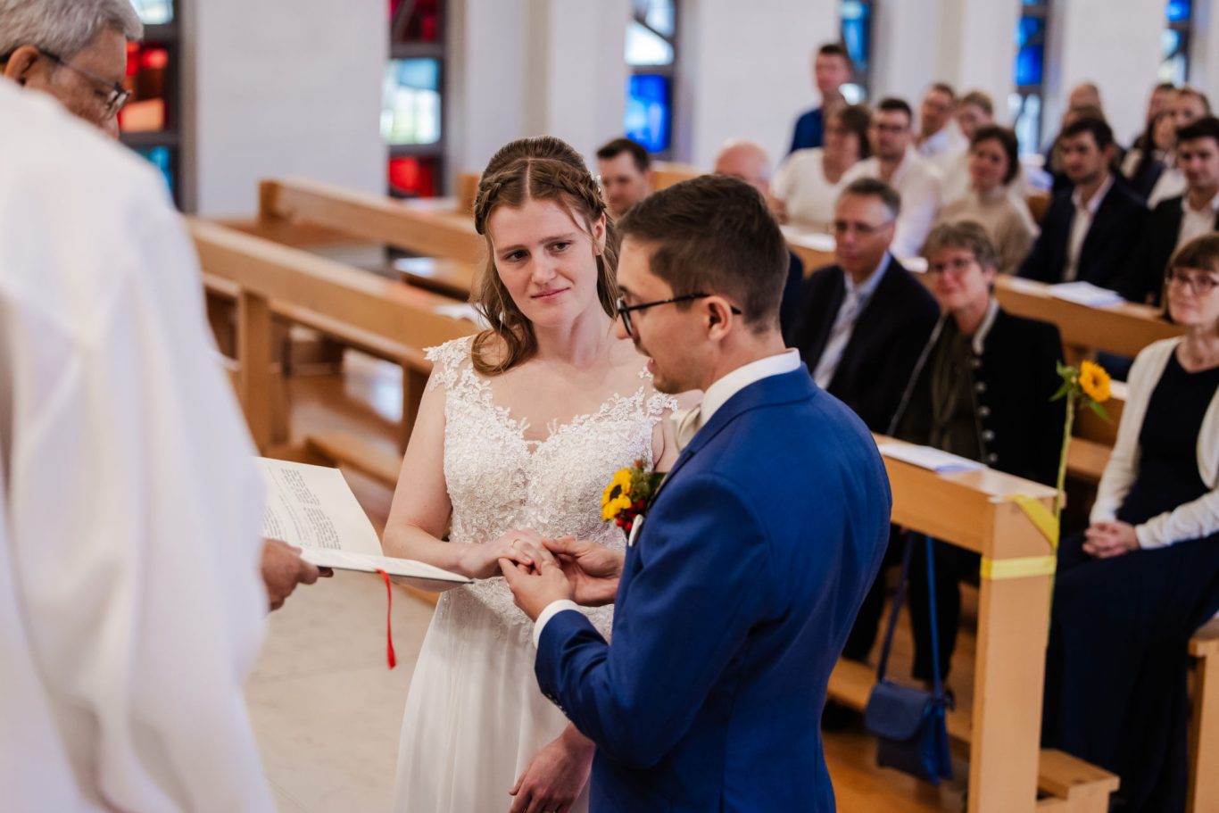 Brautpaar bei der kirchlichen Trauung in der Herz Jesu Kirche