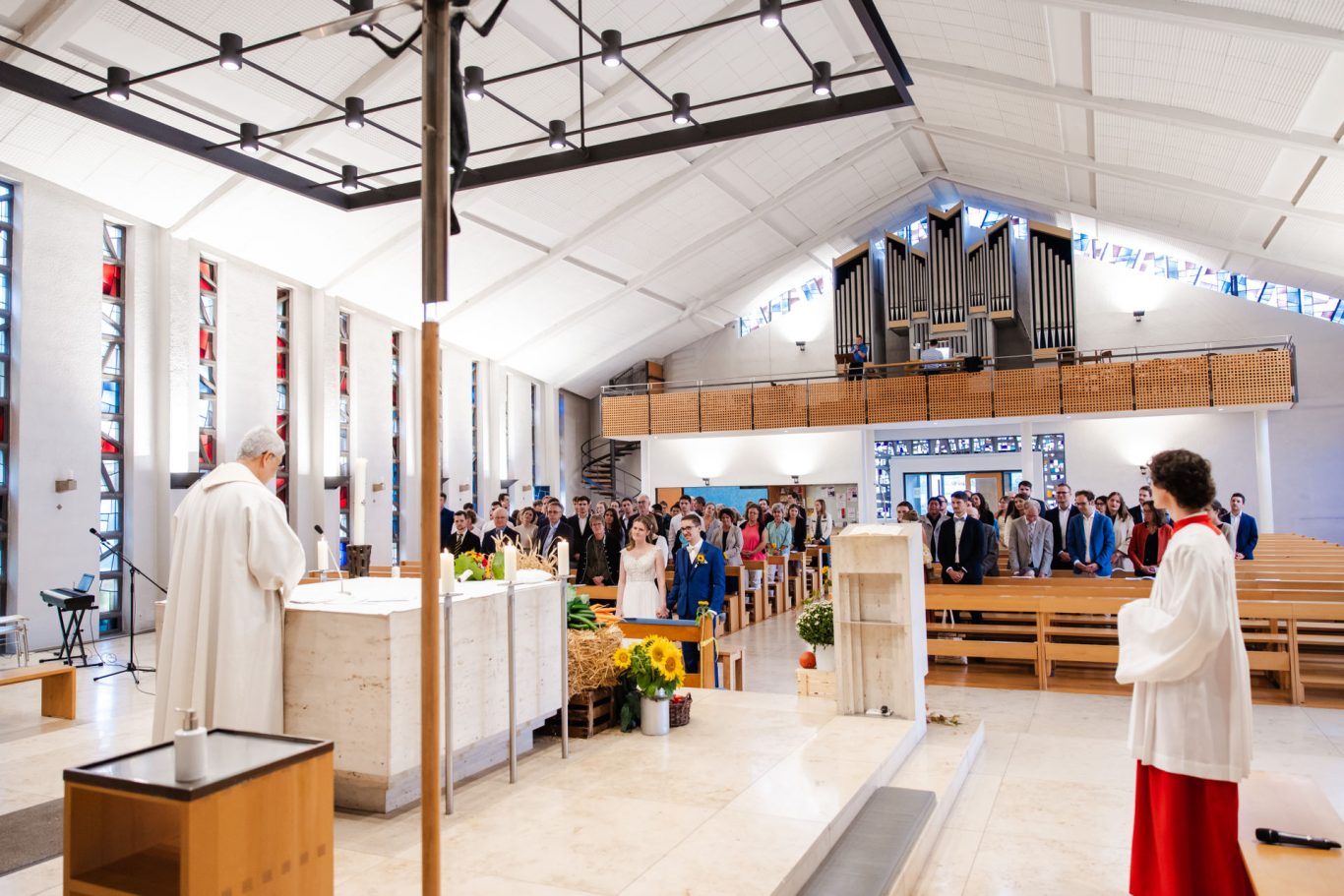 Brautpaar bei der kirchlichen Trauung in der Herz Jesu Kirche