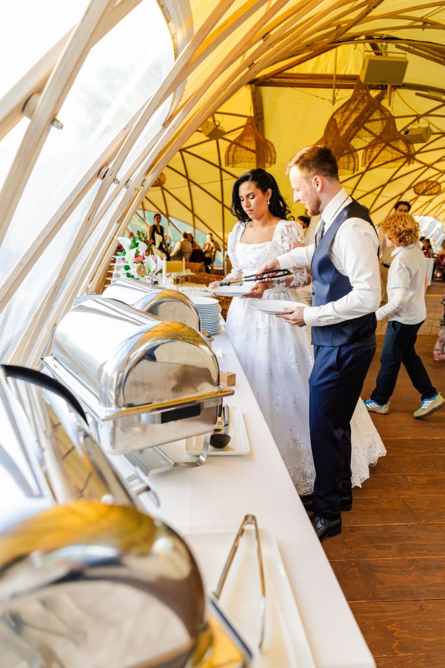 Brautpaar beim gemeinsamen Essen am Buffet bei sôltē Studios in Neuhausen