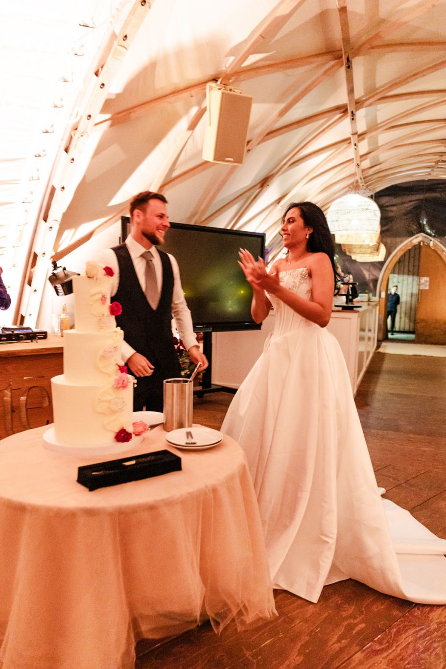 Hochzeitstorte und Brautpaar