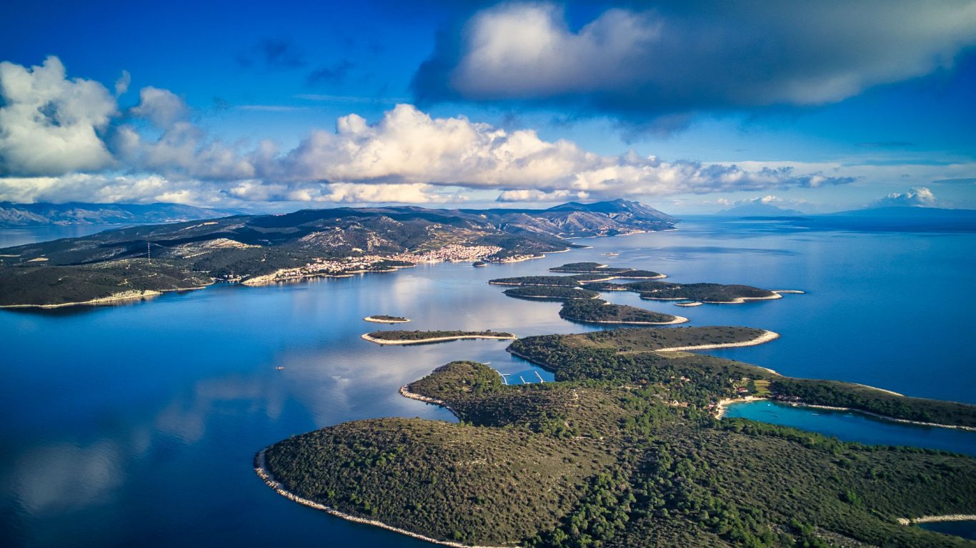 Inselwelt rund um Hvar in Kroatien aus der Luft
