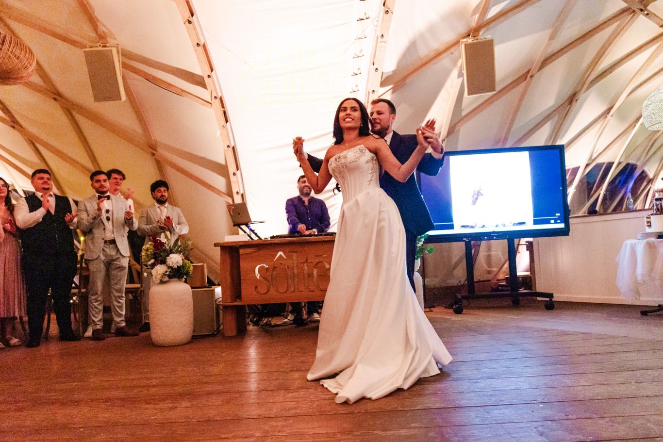 Hochzeitstanz und Brautpaar in sôltē Studios