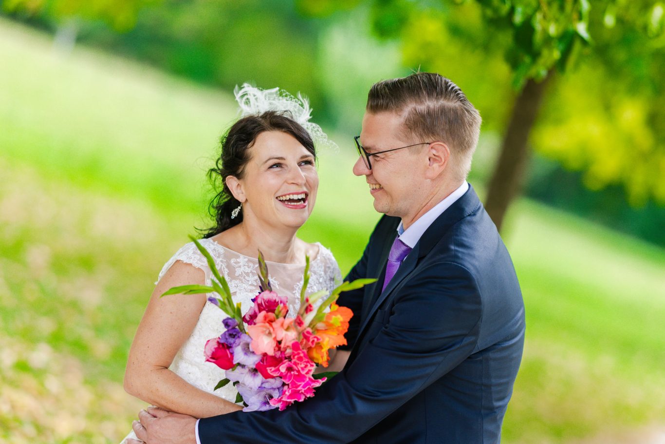 Hochzeitspaar im Hochzeitsoutfit beim Shooting auf Schloss Solitude