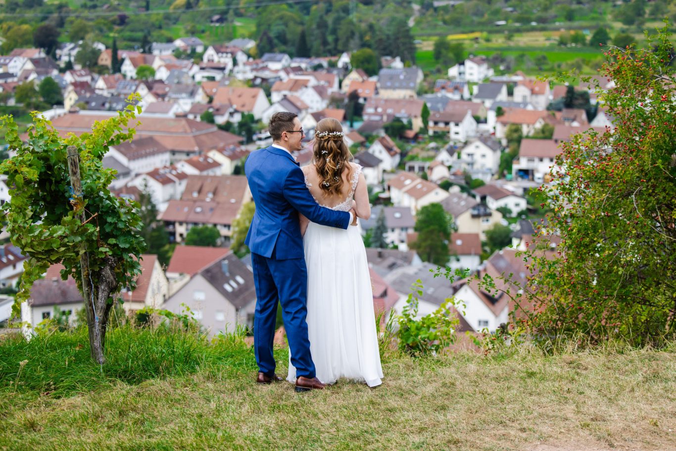 Brautpaar mit Blick über das Remstal auf der Y-Burg