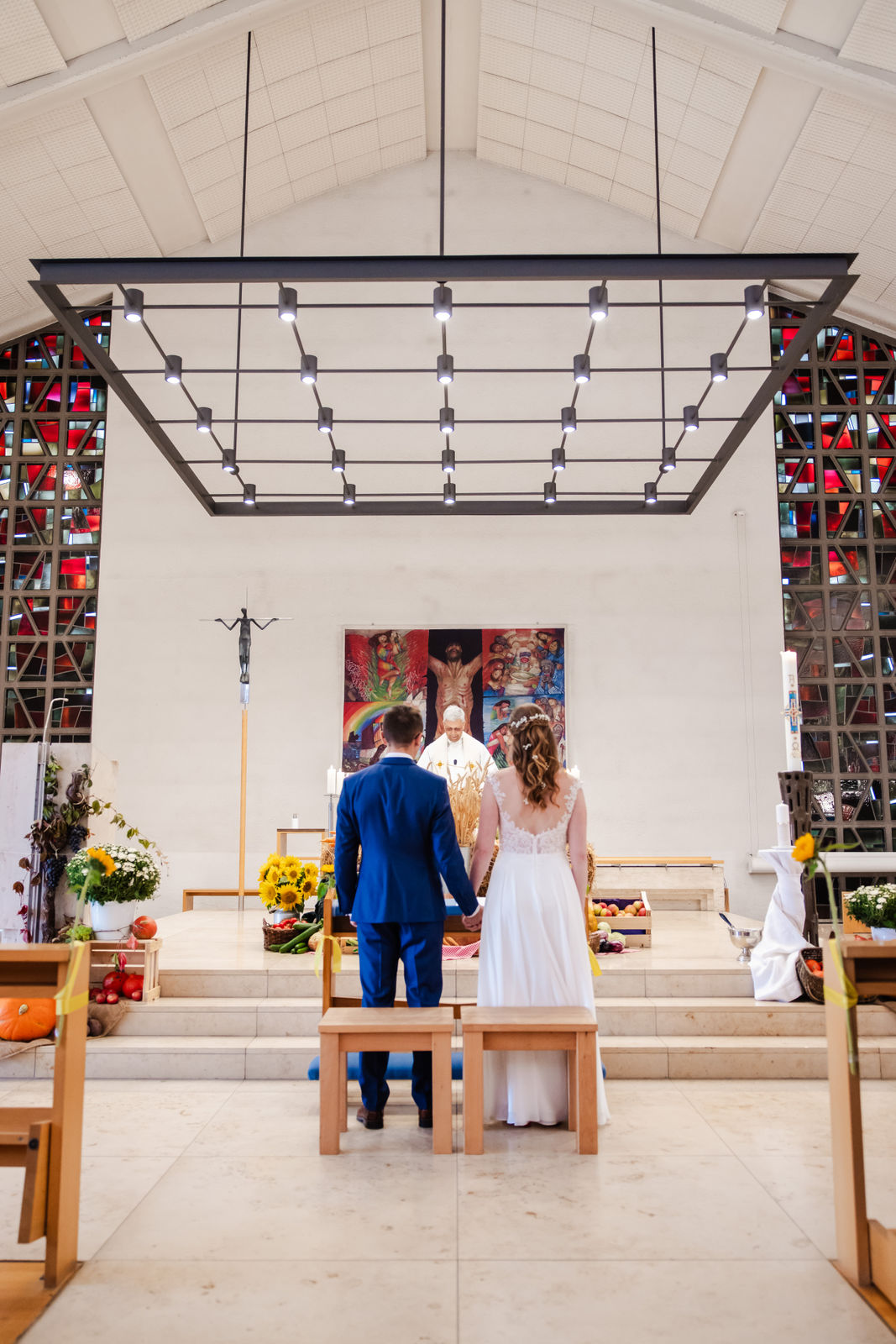 Brautpaar beim Einzug in die Herz Jesu Kirche in Rommelshausen