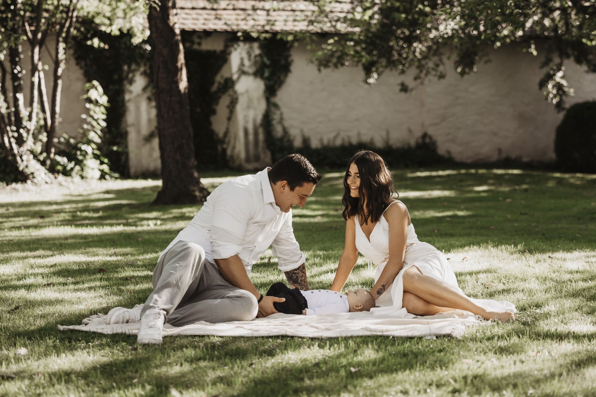 Julia und Chris mit ihrem Kind beim Familienshooting am Ort ihres damaligen Brautpaar-Shootings