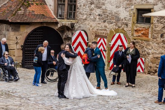 Brautpaar und Gäste stoßen auf der Hochzeit an