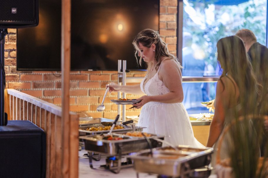 Braut am Buffet während der Hochzeitsfeier