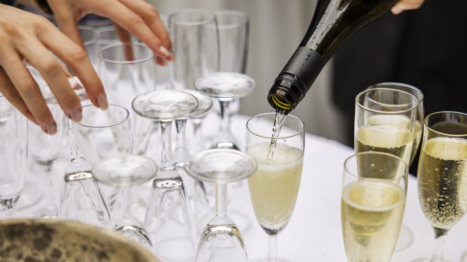 Sekt wird beim Hochzeitsempfang ausgeschenkt