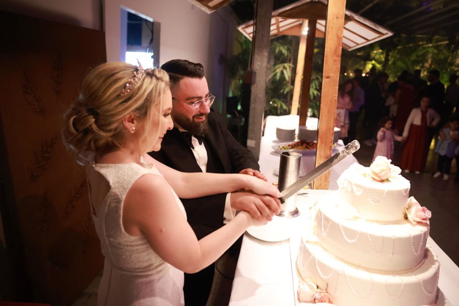 Brautpaar beim Anschneiden der Hochzeitstorte