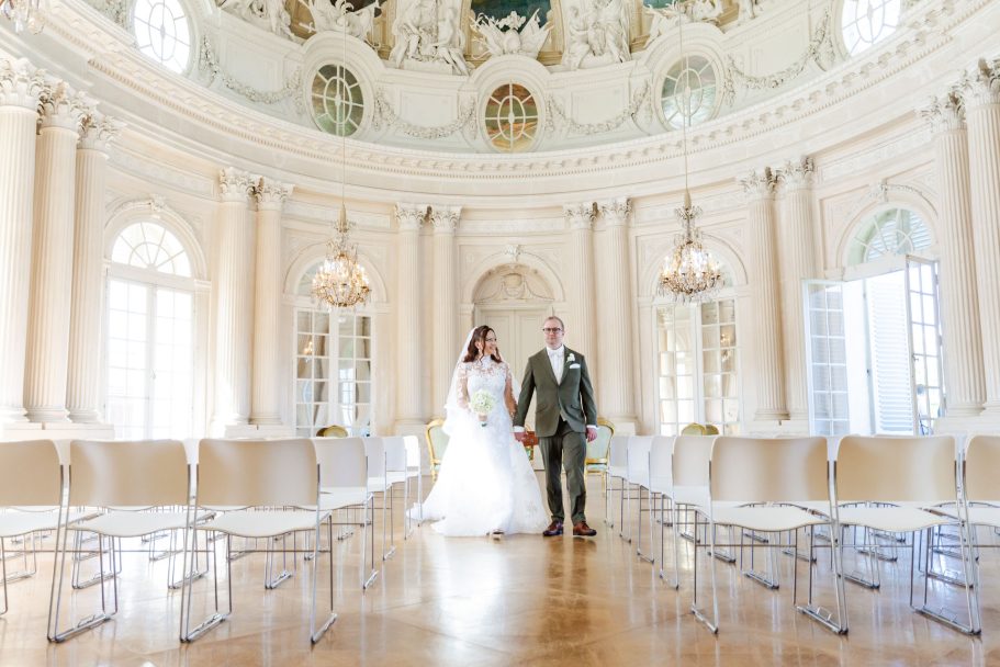 Brautpaar im Weißen Saal von Schloss Solitude