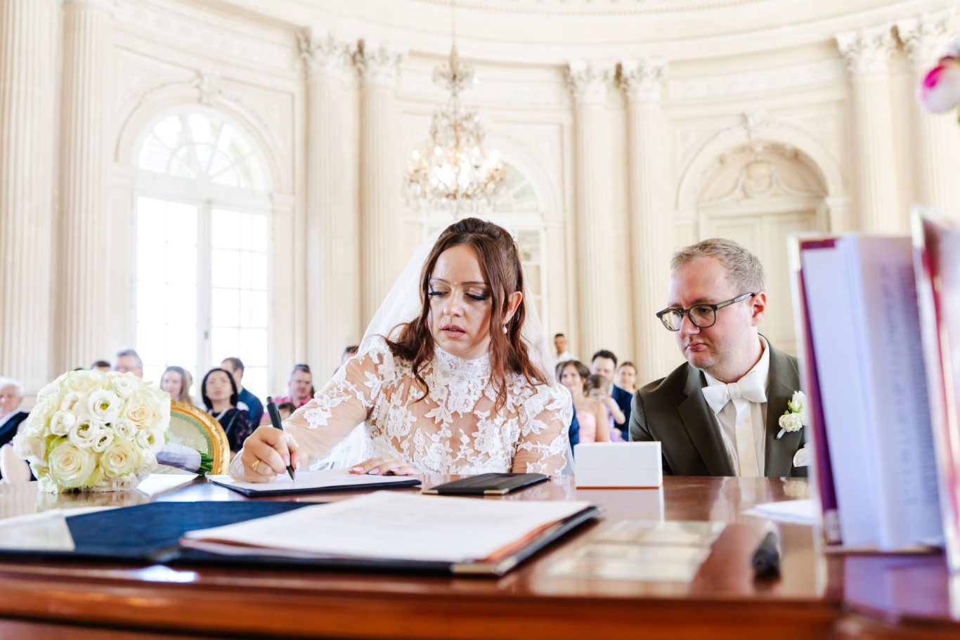Brautpaar im Weißen Saal von Schloss Solitude