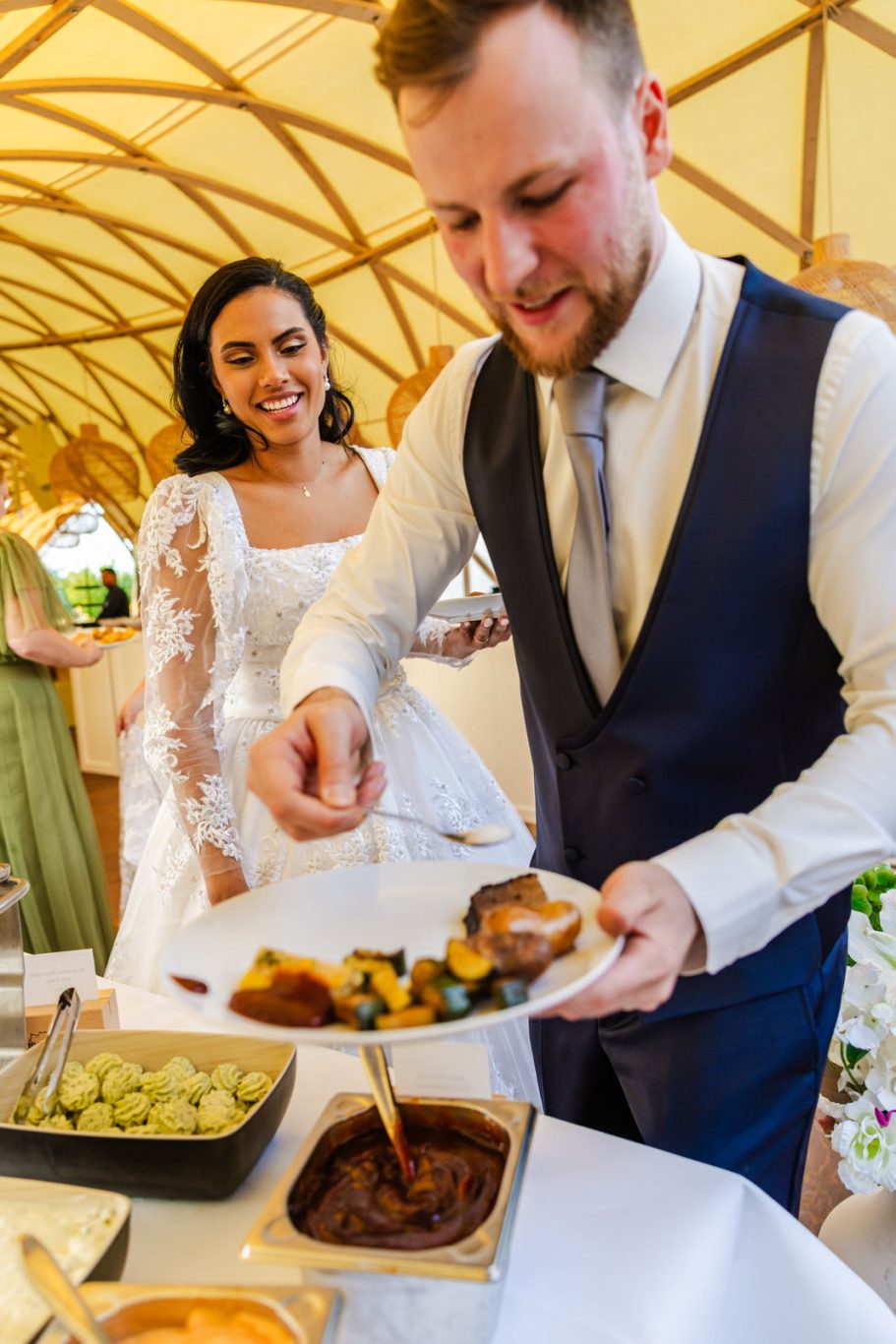 Brautpaar beim Buffet während der Hochzeitsfeier in Neuhausen im Enzkreis