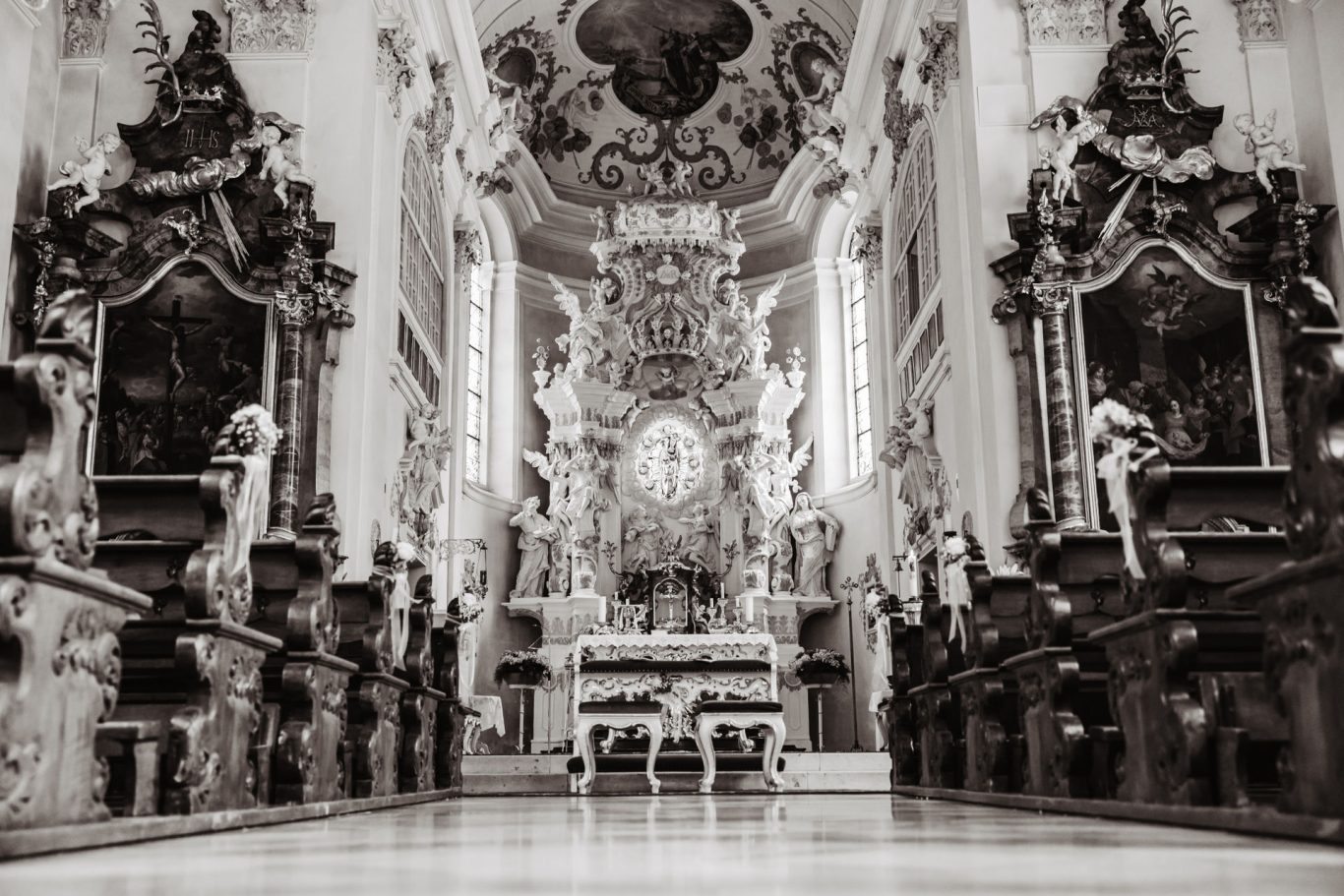 Brautpaar während der kirchlichen Trauung in der Wallfahrtskirche Ave-Maria