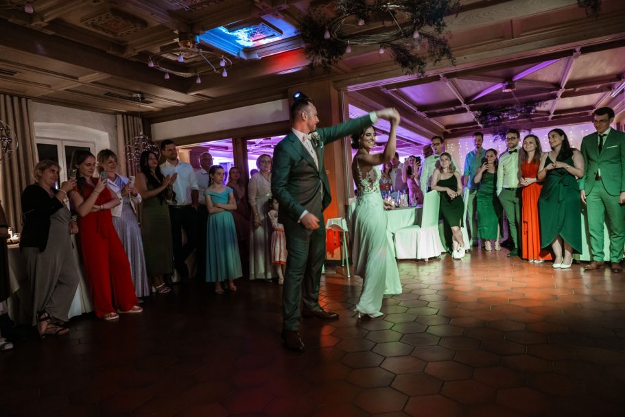 Bräutigam beim Hochzeitstanz während der Hochzeitsfeier