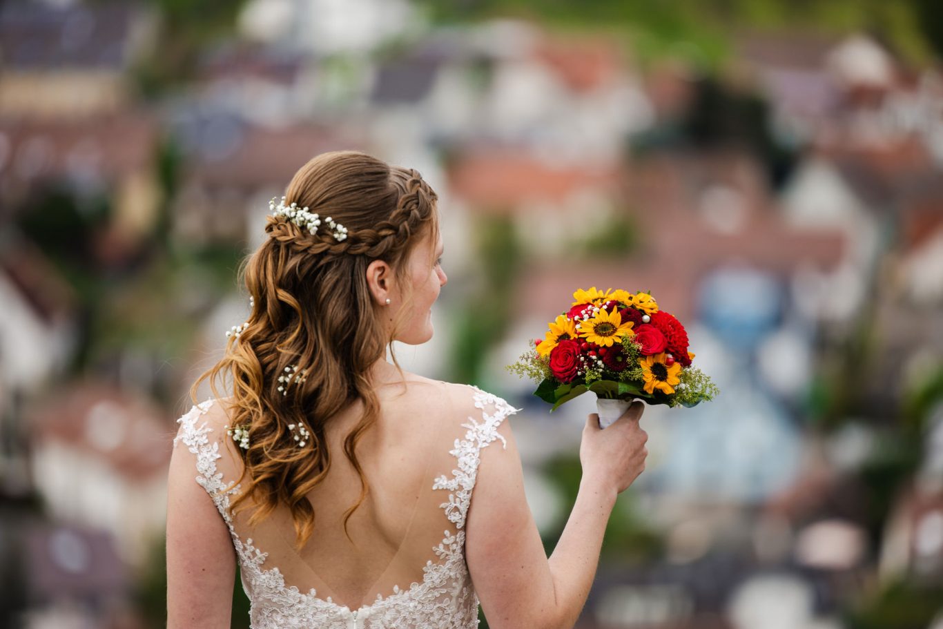 Detailaufnahme der Braut mit Brautstrauß beim Hochzeitsshooting