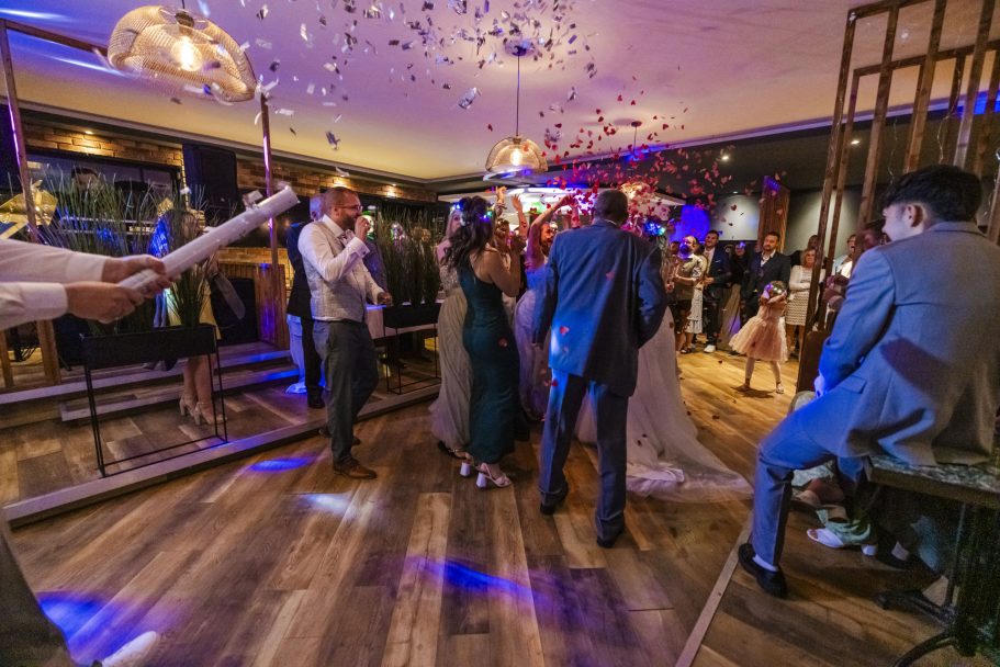 Hochzeitsgäste tanzen ausgelassen im The Woods Ketsch
