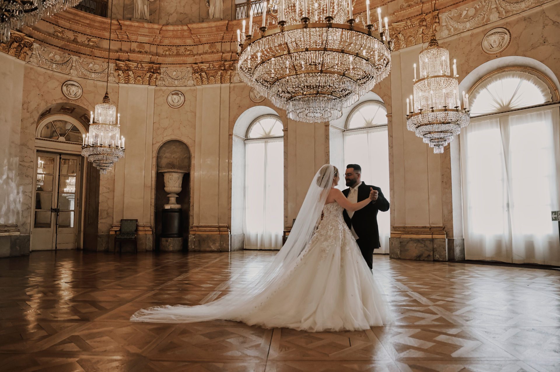 Brautpaar im Marmorsaal des Residenzschlosses Ludwigsburg