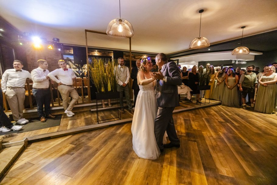 Braut und Bräutigam tanzen ihren Hochzeitstanz