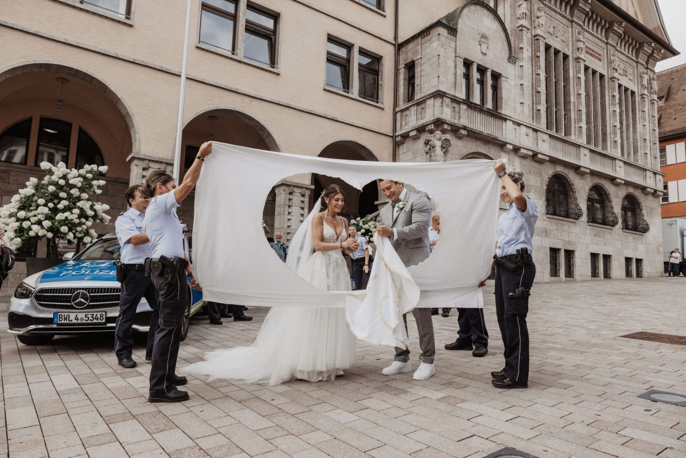 Nach der Trauung mit Glückwünschen vor dem Rathaus