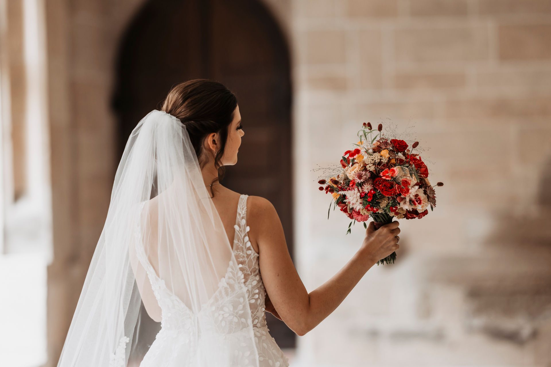 Hochzeitsfotograf Öhringen - 
Braut mit einem Blumenstrauß.