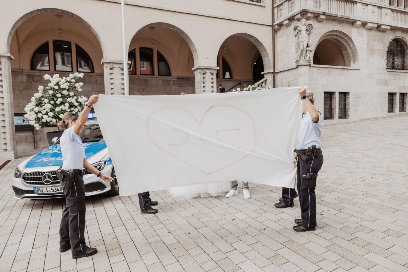 Brautpaar vor dem Rathaus Albstadt