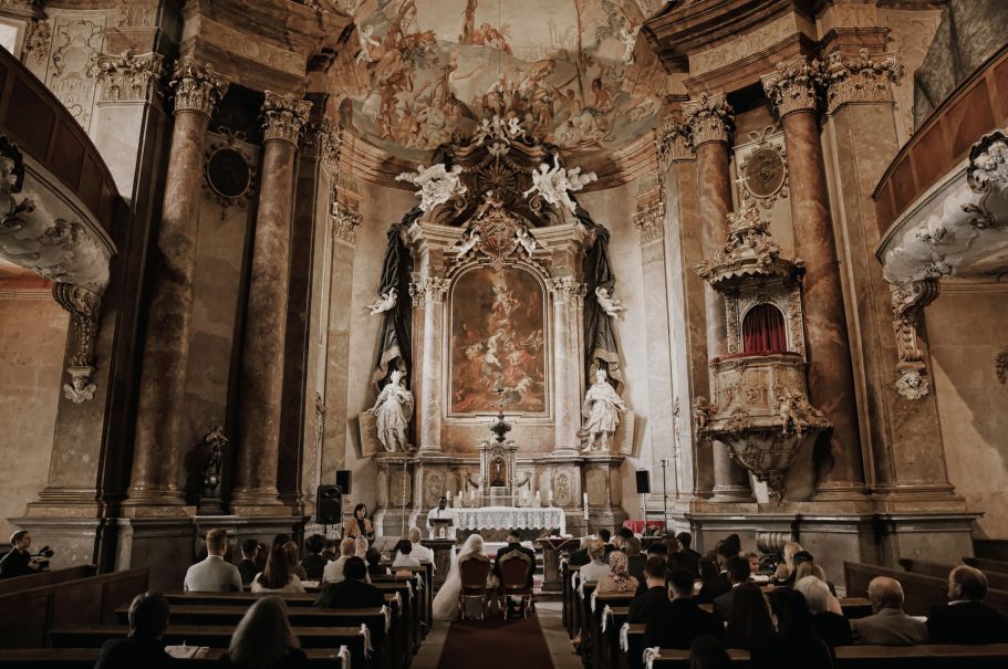 Brautpaar bei der Trauung in der Schlosskirche Ludwigsburg