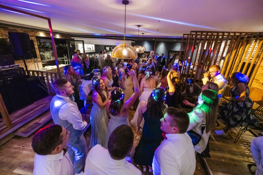 Ausgelassene Stimmung auf der Tanzfläche bei der Hochzeit