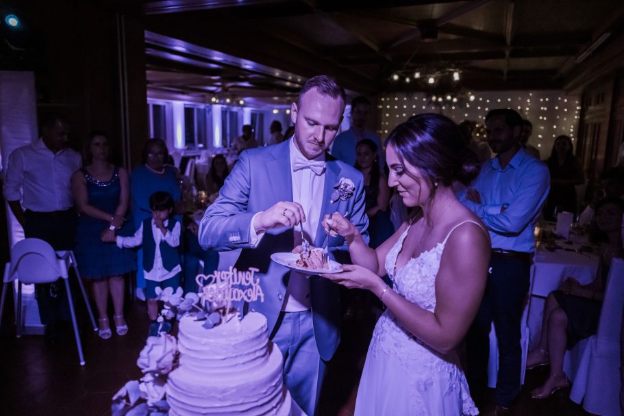 Brautpaar beim Anschneiden der Hochzeitstorte