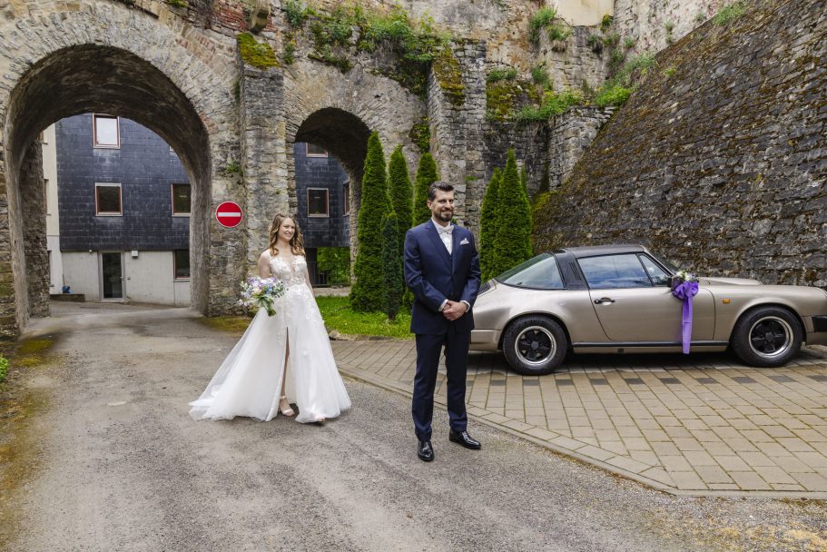Brautpaar beim First Look auf Schloss Horneck