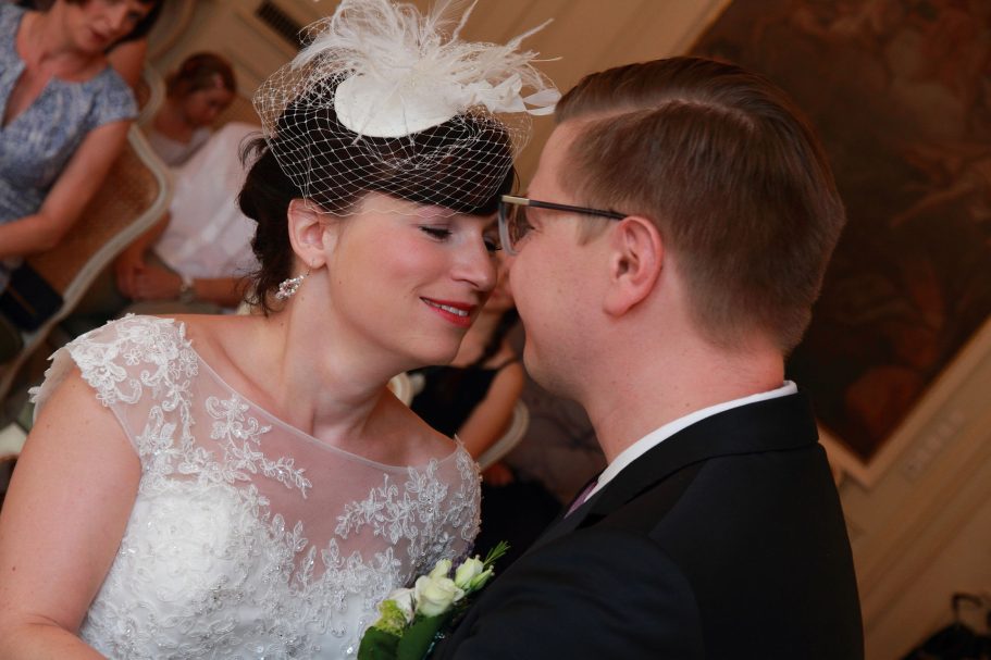Brautpaar bei der standesamtlichen Hochzeit in Schwäbisch Gmünd